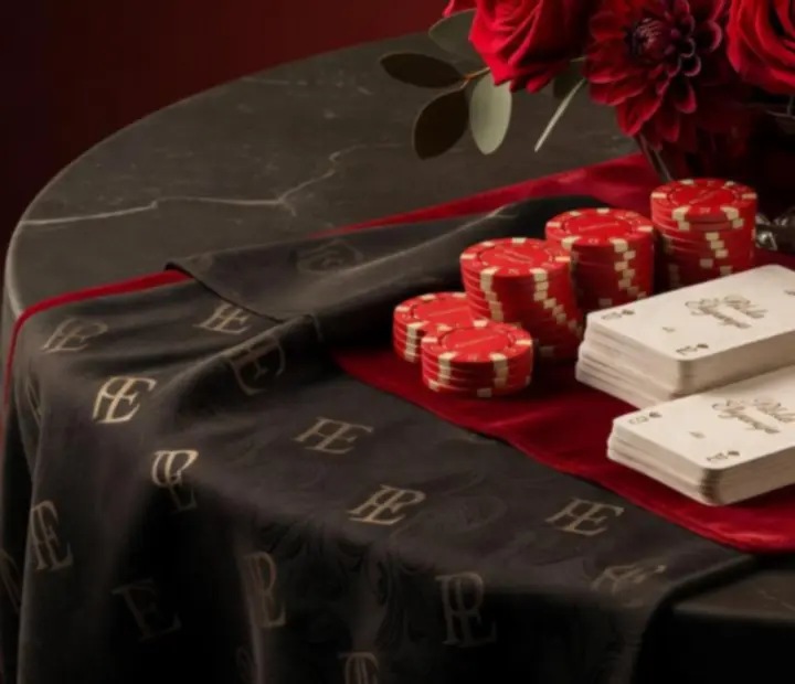 Markowe akcesoria pokerowe i elementy dekoracji w ciemnej, eleganckiej aranżacji