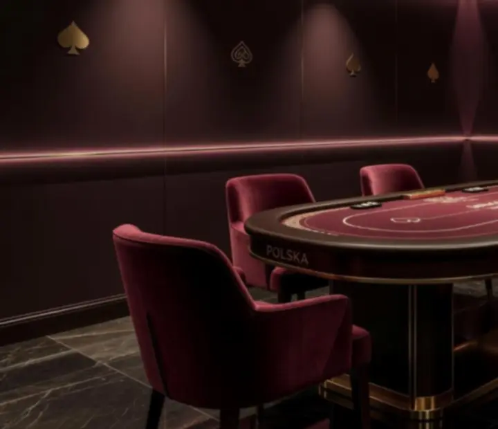 Elegancka aranżacja stołów pokerowych w luksusowym wnętrzu restauracji